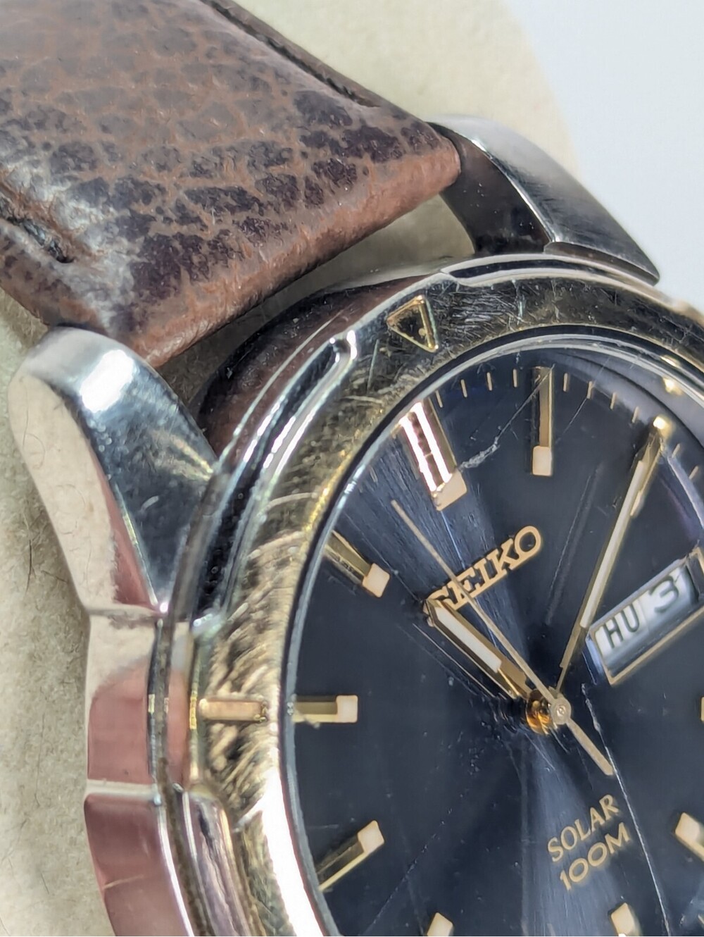 Seiko Solar 100M Men’s Wrist Watch 38MM Day/Date Blue Dial V158-0AD0 Glows Works - Picture 7 of 13